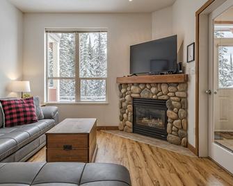 Large corner unit in Creekside - perfect location close to the trails & village! - Lumby - Living room