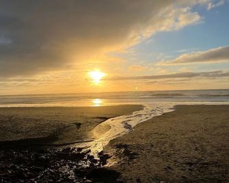 'Crow's Nest'-smaller cozy rustic, vintage 1 bedroom w/spectacular ocean view - Lincoln City - Beach