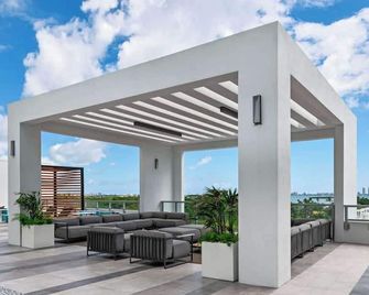 Modern Central 2-Bedroom 2-Bathroom Pool - מיאמי - מרפסת