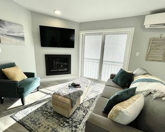 The Godspeed Guesthouse - Penticton - Living room