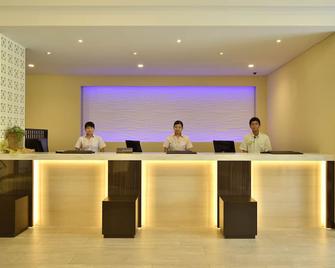 Community & Spa Naha Central Hotel - Naha - Front desk