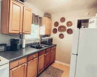 The Cottage At Bear Cove - Hiawassee - Kitchen