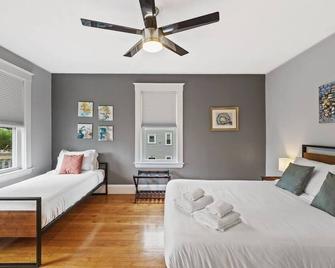 Cozy house close to Brandeis, Bentley, Moody St - Waltham - Bedroom