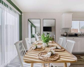 Spacious 3BR Home with Lake Access & Mountain Views - San Jacinto - Dining room