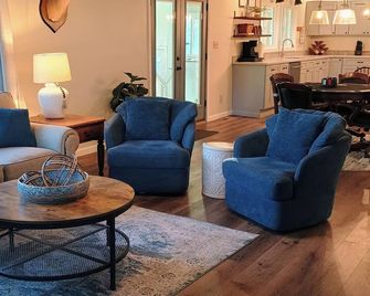 Gorgeous 3-bedroom Lakehouse in charming Morrilton - Morrilton - Вітальня