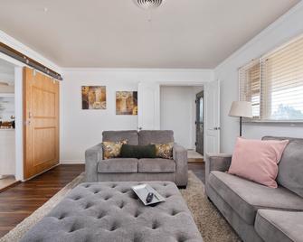 The Country Escape - Canyon - Living room