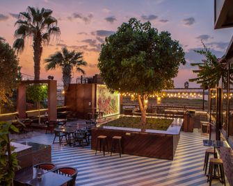 فندق راديسون بلو أبوظبي جزيرة ياس - أبو ظبي - شرفة مرصوفة