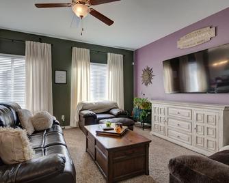 Blue Room 10271 Hidden Park - Peyton - Living room