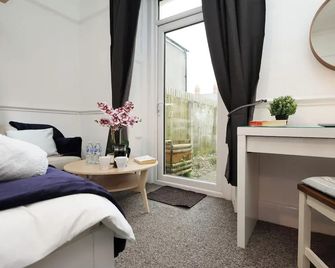 Cardiff City Guesthouse, Central Rooms, Fast Wi-Fi, On-Street Parking - Cardiff