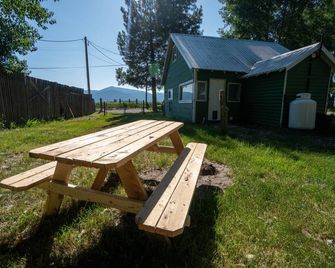 The Green House - Minutes from the Entrance to Crater Lake National Park - Fort Klamath - Patio