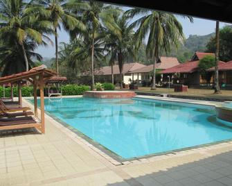 Ocean Queen Resort - Pelabuhanratu - Piscina