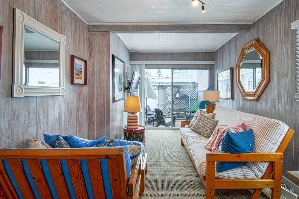 Darling Original island cottage close to the ferry fun zone, and North Bay. - Newport Beach - Sala de estar