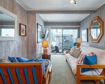 Unique, original island cottage close to the ferry fun zone, and North Bay. - Newport Beach - Living room