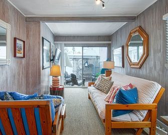 Darling Original island cottage close to the ferry fun zone, and North Bay. - Newport Beach - Sala de estar