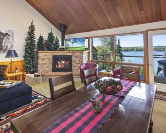 North Shore Nirvana: Lakefront, Deck, Fireplace, Beach - Two Harbors - Wohnzimmer