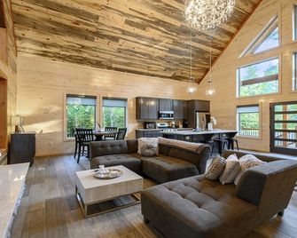 Serene Creek Retreat - Games, Hot Tub, Outdoor Tv - Broken Bow - Wohnzimmer