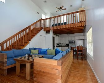Skyline Loft In Downtown Jensen Beach - Jensen Beach - Living room