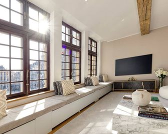 Unique Flat On The Grand Place - Brussels - Living room