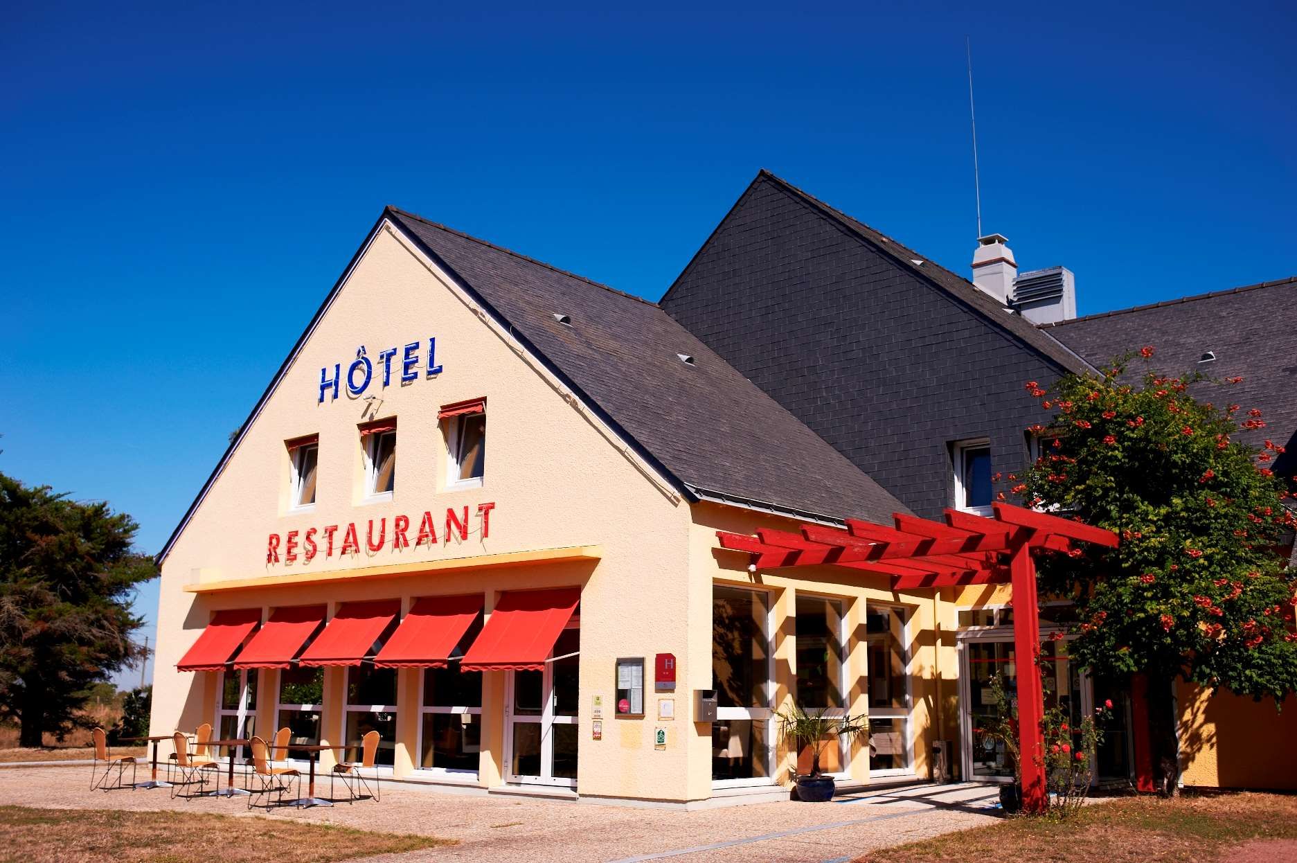 Logis Hotel De La Loire - Ancenis - Gebäude
