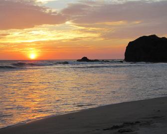 Casa Linda Vista / Walk To Beach & Surfing / Peaceful & Private / Sleeps 2 To 8 - Playa Grande - Strand