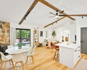 3BR Cabin Getaway: Hike & Swim Nearby! Modern, dog-friendly, wi-fi + king suite - Lost City - Dining room