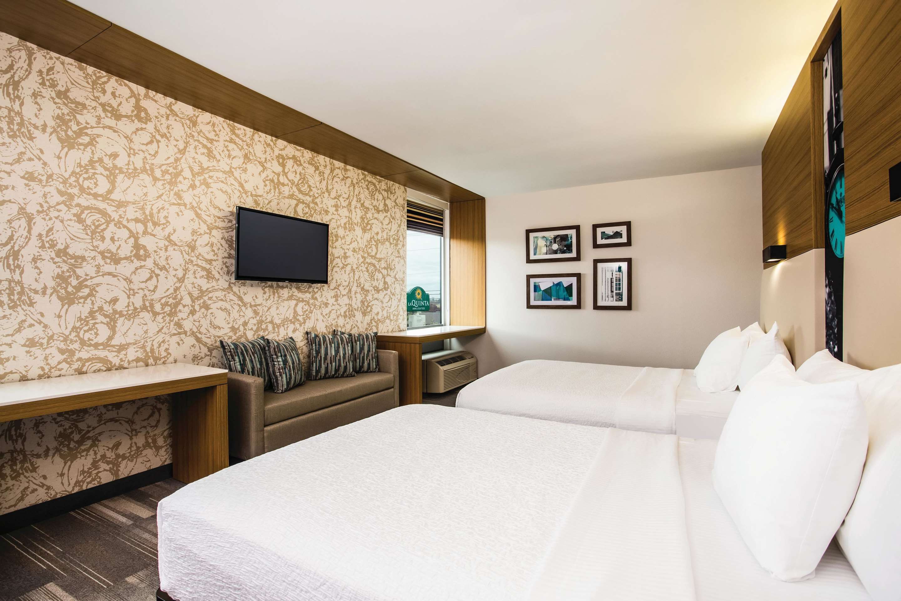 Bedroom view of La Quinta Inn & Suites by Wyndham Winchester