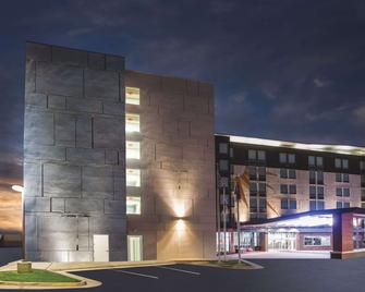 La Quinta Inn & Suites by Wyndham Winchester - Winchester - Building