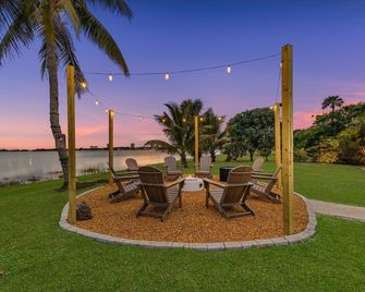 Waterfront Stunner! Heated Pool+Spa+Sauna+Firepit+ Playground! - West Palm Beach - Patio