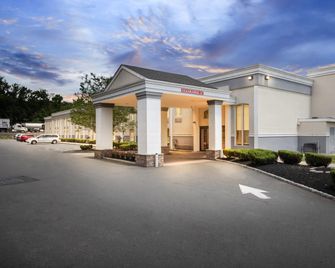 Quality Inn - Edison - Rakennus