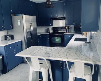 Spacious Downtown Home Near Fsu/Famu-Perfect For Families/Pets-Ample Parking! - Tallahassee - Kitchen