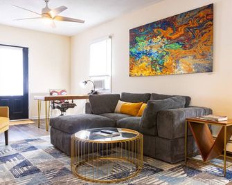 Private Modern 1st Flr 3 Bed Apt Close to Downtown - Torrington - Huiskamer