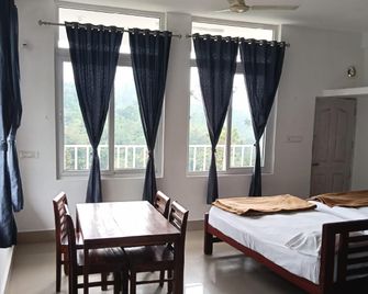 Paradise view stay - Valparai - Bedroom