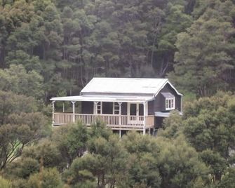 Peaceful and cosy off-grid nature hideaway, South Wairarapa - Martinborough - Building