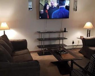 Spacious 1 BR Apartment close to Downtown Bismarck - Bismarck - Sala de estar