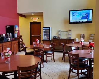 The Edgewood Hotel and Suites - Fairbury - Lobby