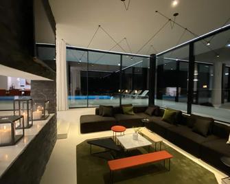 Luxurious 4 bedroom villa with gym and private pool - Mijas