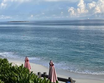Beautiful waterfront resort villa in Paradise Island, Bahamas. Sleeps 6. - Nassau - Praia