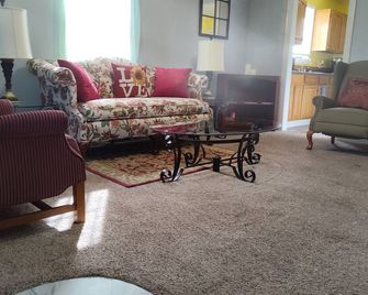 Charming 3-bedroom house in Licking, MO - Licking - Living room