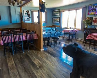 Bear Tracks Inn - Lion's Head - Restaurant