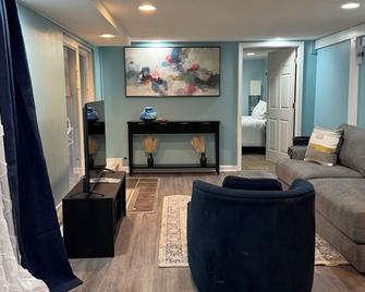Cozy basement apartment with private bathroom, kitchen and entrance. - Marlborough - Living room