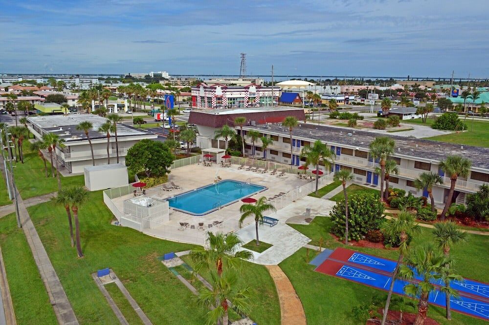 Motel 6 Cocoa Beach, FL - קוקואה ביץ' - בריכה