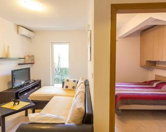 Beachfront One Bedroom Apartment with balcony and backyard view - Petrovac - Chambre