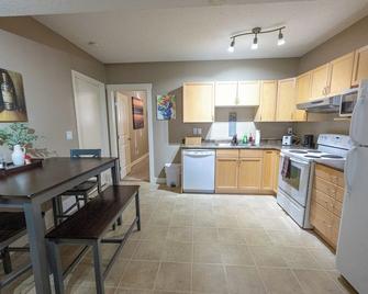 Private Cozy Suite | Full Kitchen | Smart Tv | Wifi - Grande Prairie - Kitchen