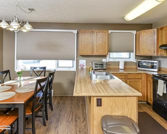 Close to Anchorage Airport, Lake Hood and the Cook Inlet coast - Anchorage - Kitchen