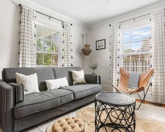 West Cola Historic Mill House - West Columbia - Living room