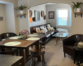 Beautiful, cozy stay in Historic Frank Lloyd Wright District - Oak Park - Dining room