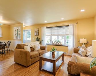 Charming 4-bedroom house with AC and WiFi in Brockport - Brockport - Living room
