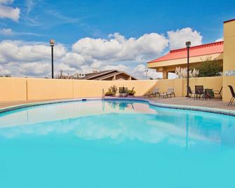 La Quinta Inn & Suites by Wyndham Memphis Airport Graceland - Memphis - Alberca