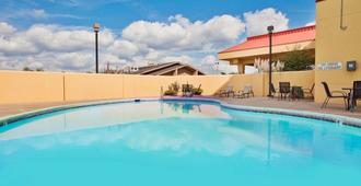 La Quinta Inn & Suites by Wyndham Memphis Airport Graceland - Memphis - Alberca