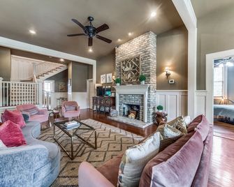 Charming, Historic Home / sleeps 7 - Boerne - Huiskamer